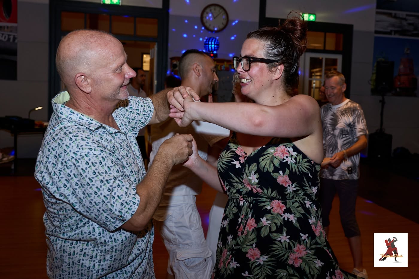 Dansen bij Tropical in De Dukdalf