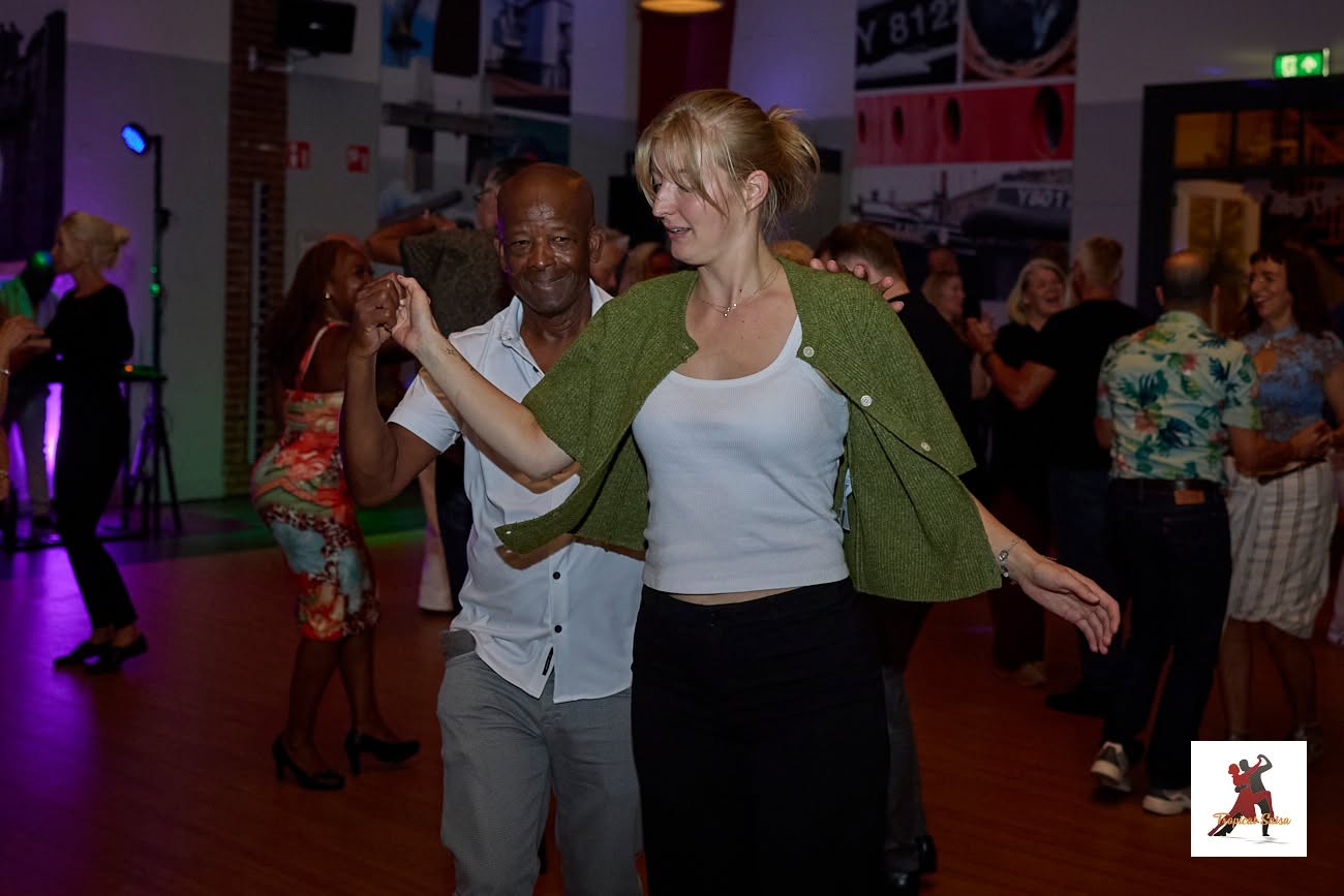 Dansen bij Tropical in De Dukdalf